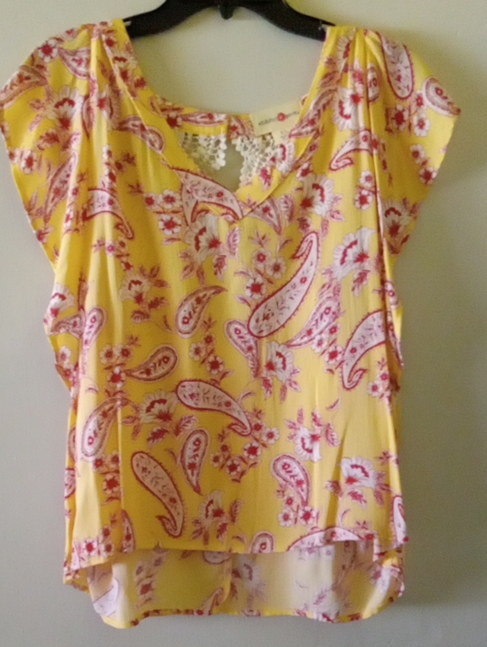NWT Wishful ParkYellow/Red Paisley, Lace Back, Fluttery Cap Sleeve Women's Top